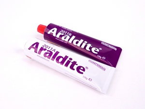 ARALDITE 2011 IN 300 GR KIT ( 2 x 150 GR )